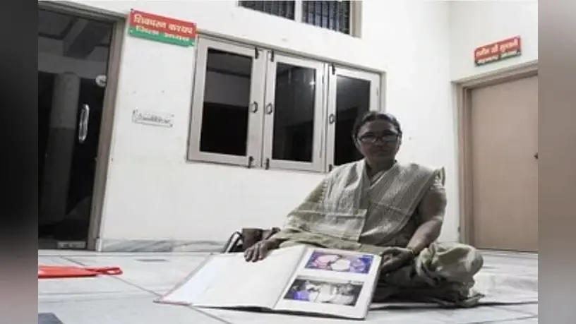 बरेली में टिकट कटने से खफा सपा नेत्री राधा सोमवंशी का पार्टी कार्यालय पर धरना, भूख हड़ताल की दी चेतावनी