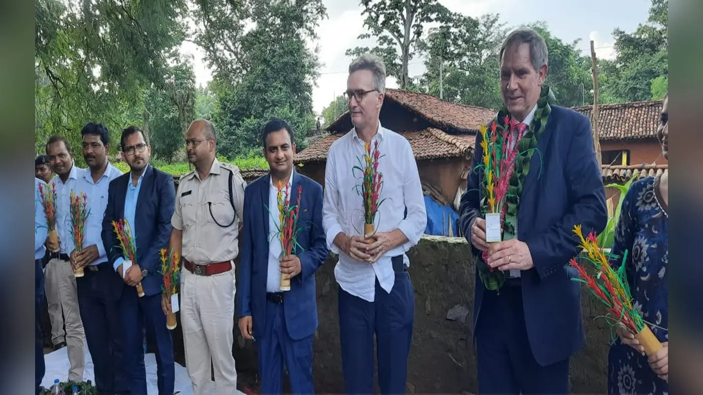 ब्रिटिश हाई कमिश्नर पहुंचे खूंटी, ग्रामीणों ने किया पारंपरिक अंदाज में स्वागत, भाया झारखंडी परंपरा