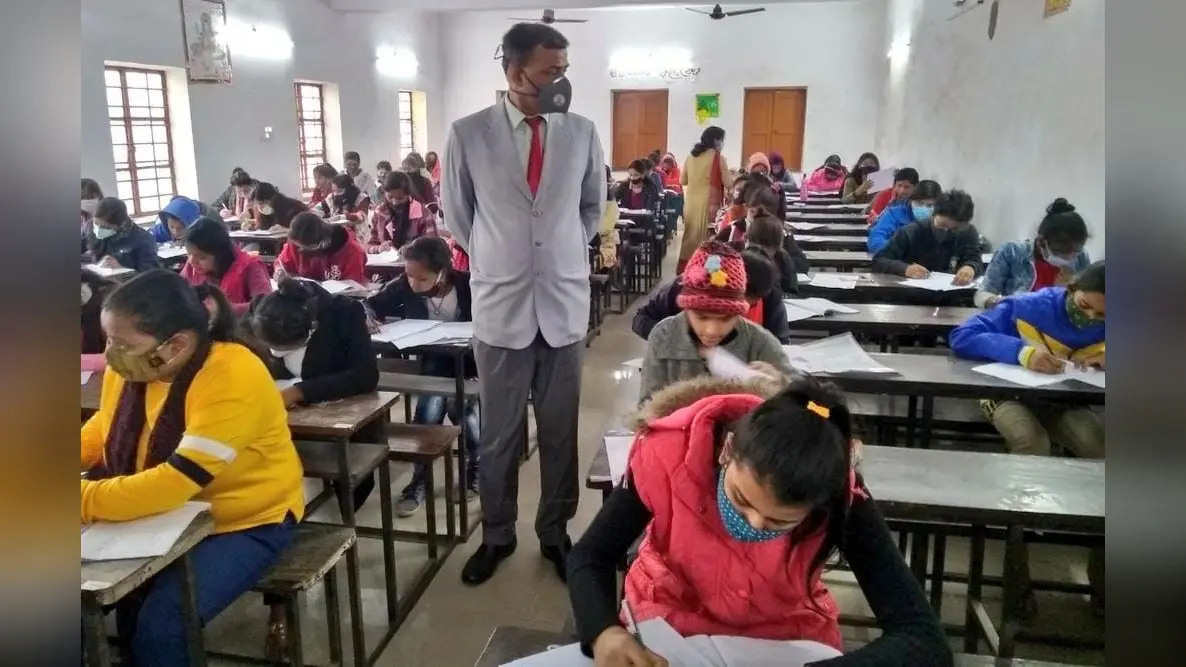 बंगाल में सोशल मीडिया पर 12वीं की परीक्षा का प्रश्नपत्र वायरल