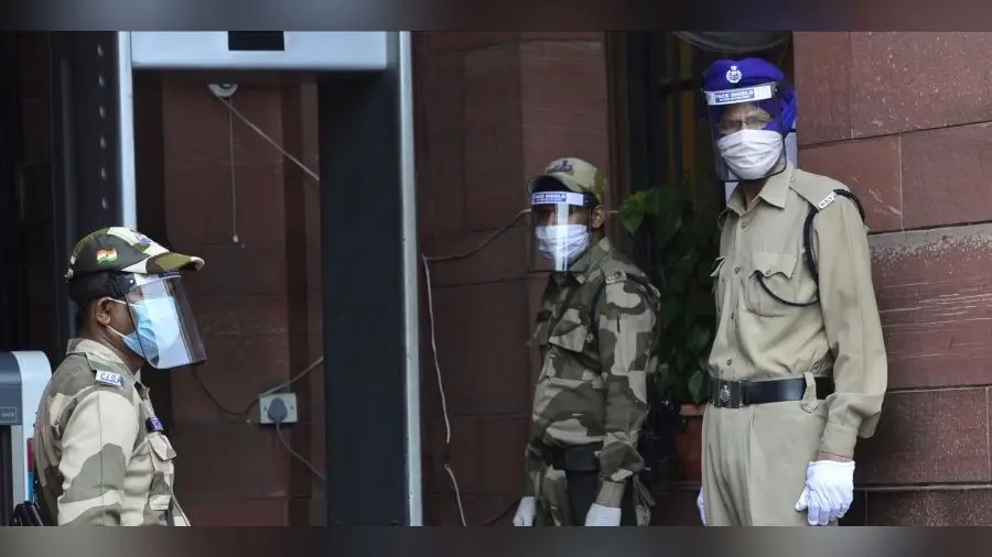 WB News: भारत-बांग्लादेश बॉर्डर पर अपराधियों ने किया BSF पर हमला, दो जवान घायल, हथियार भी छीने