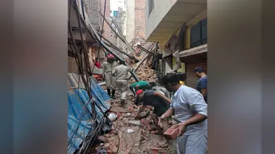 Delhi Azad Market: दिल्ली में चार मंजिला इमारत गिरी, पांच घायल, संकरी लाइन के कारण रेस्क्यू ऑपरेशन कठिन