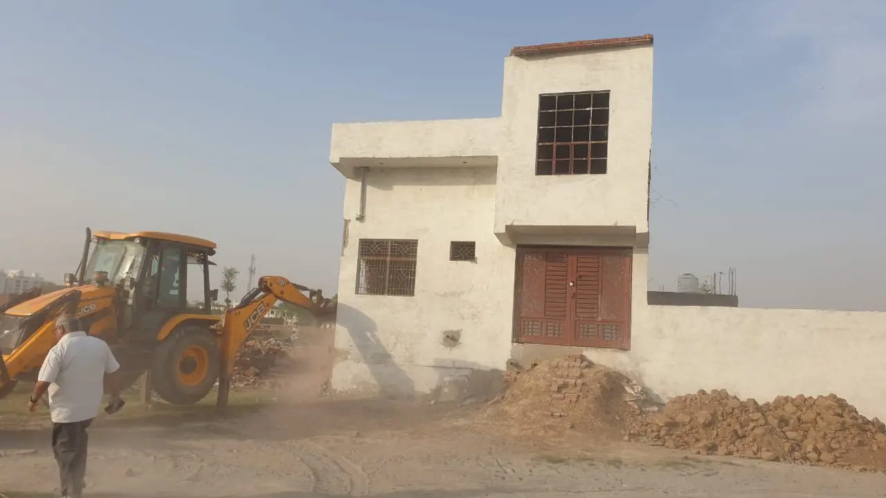 अब किसकी बारी? सीएम योगी आदित्यनाथ के बुलडोजर से सहमे अवैध कब्जा करने वाले, 48 करोड़ की जमीन कब्जा मुक्त