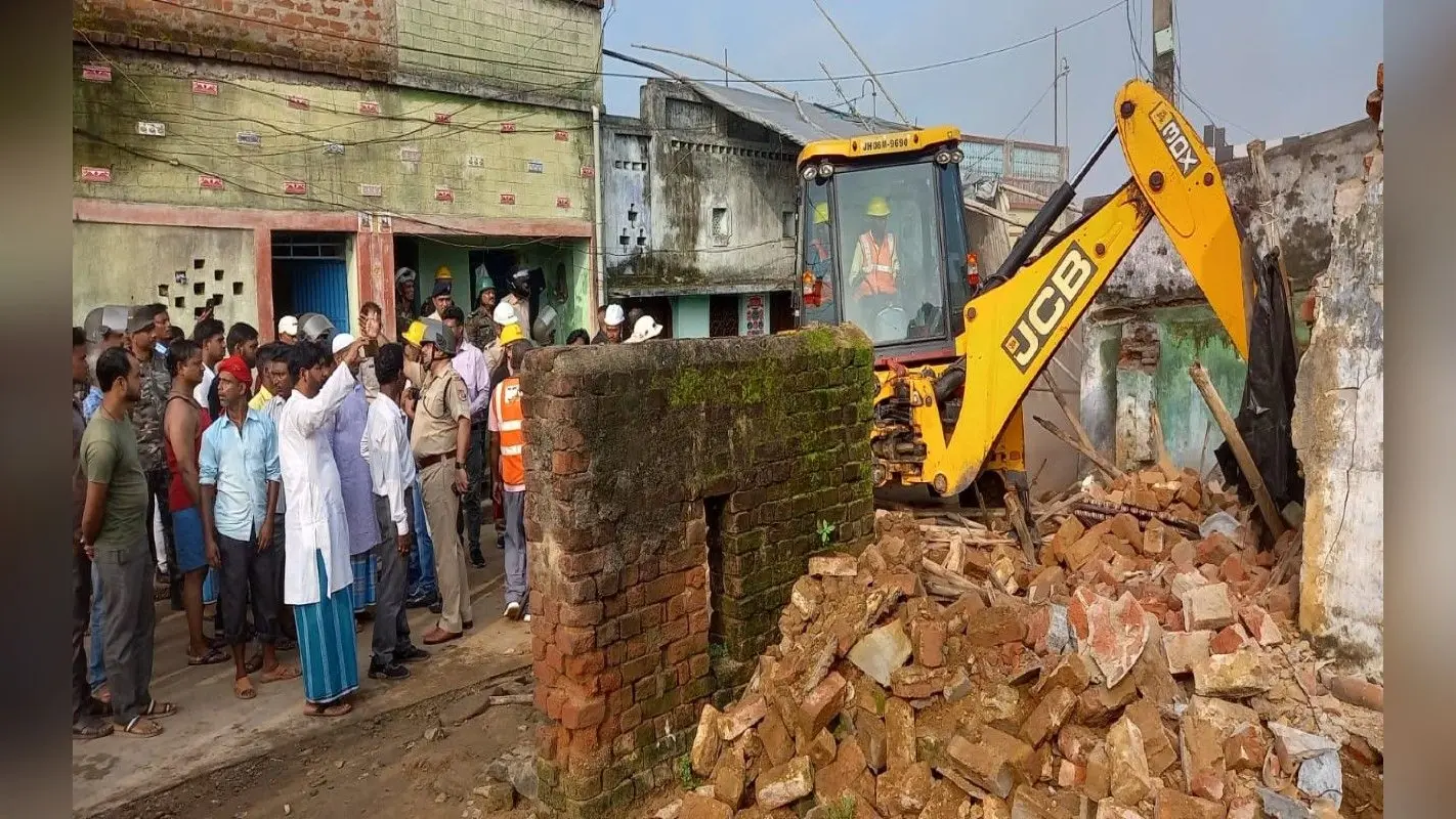 बोकारो के धनघरी गांव के 10 घरों में चला प्रशासन का बुलडोजर, जानें क्या है वजह