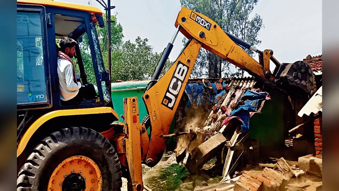 झारखंड : धनबाद के कुमारधुबी में 39 घरों पर रेलवे ने चलाया बुलडोजर, 3 घंटे में उजड़े आशियाना