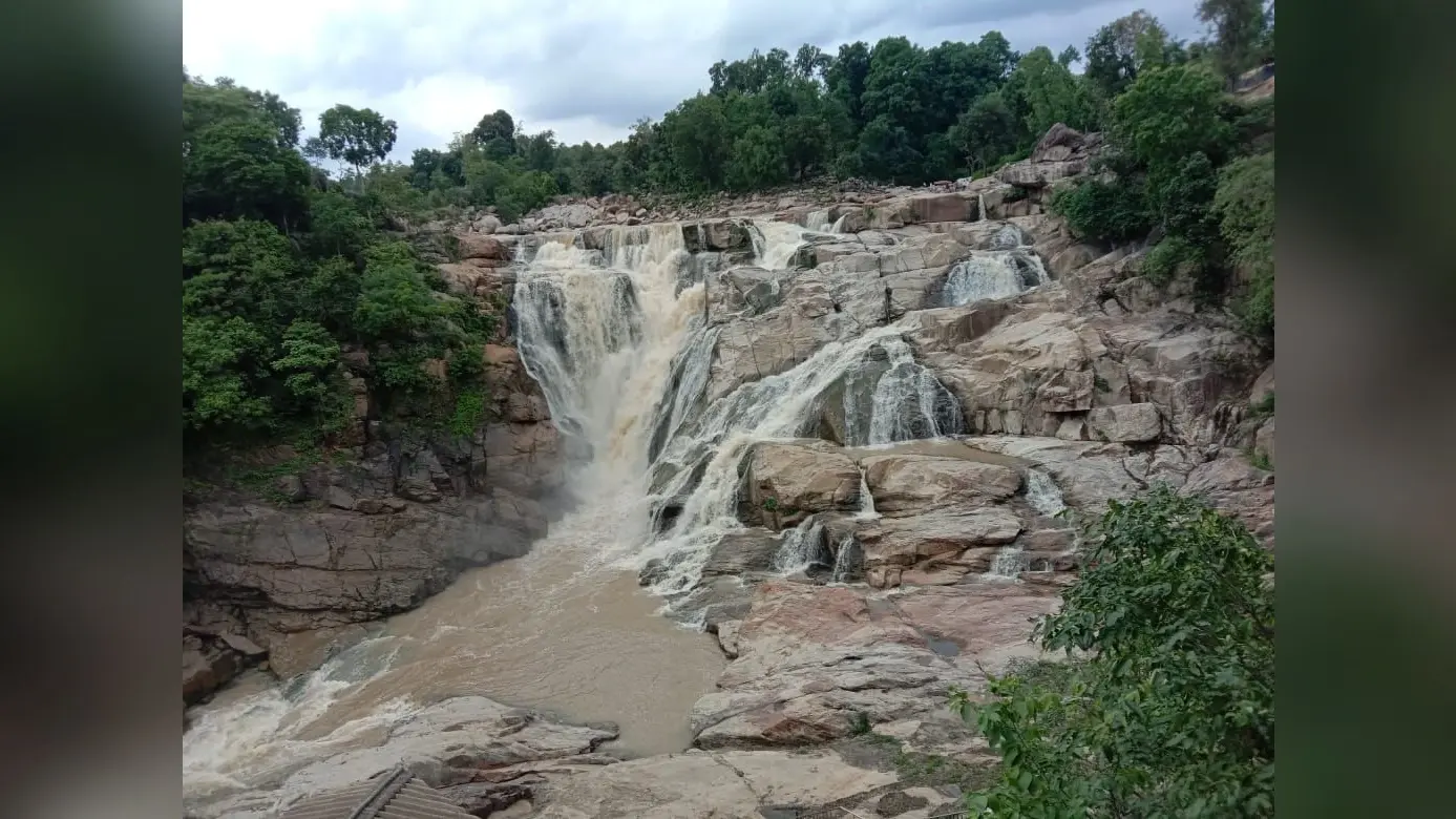 Tourist Places In Jharkhand : Monsoon की बारिश में खिल उठी दशम फॉल की खूबसूरती, देखिए तस्वीरें