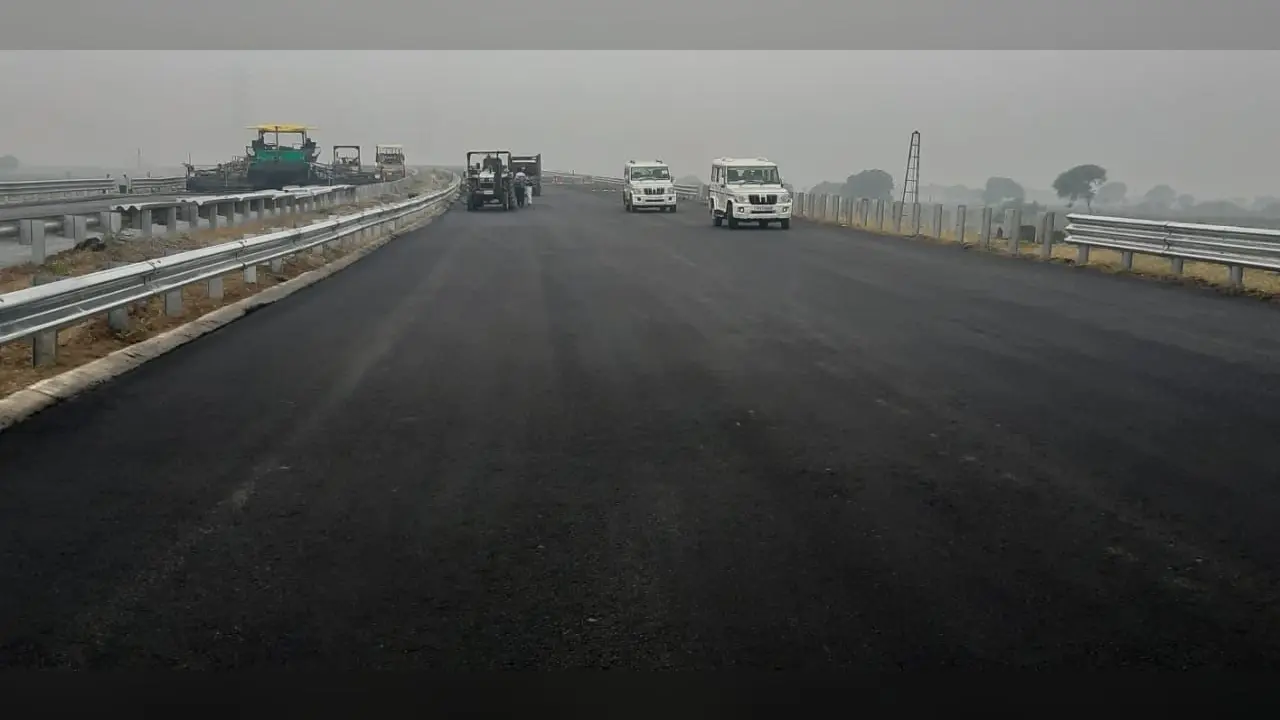 UP News : आगरा एक्सप्रेसवे पर लकड़ी व्यापारी के मुनीम से 15 लाख रुपये की लूट, पुलिस सीमा विवाद में उलझी