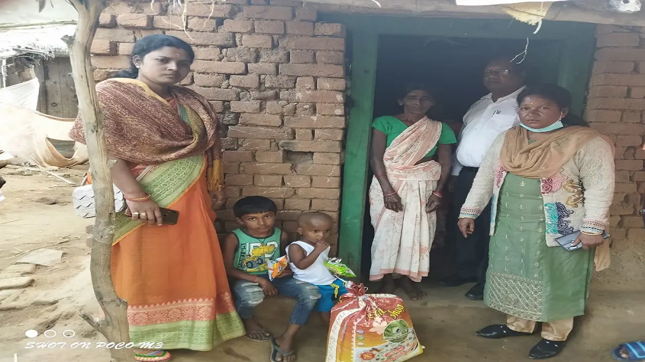 Jharkhand News: मजदूर दंपती की मौत से अनाथ हुए बच्चों की सुध लेने घर पहुंचे अधिकारियों ने दिया ये आश्वासन