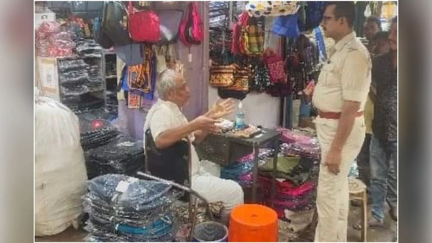 बर्दवान बाजार में पुलिस का छापा, सैकड़ों नकली ब्रांडेड बैग जब्त