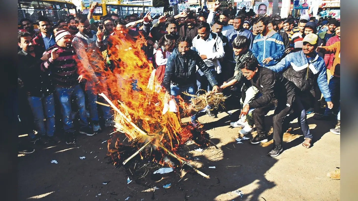 झारखंड में छात्रों ने CM हेमंत सोरेन और शिक्षा मंत्री का फूंका पुतला, 19 दिसंबर को रांची बंद का आह्वान
