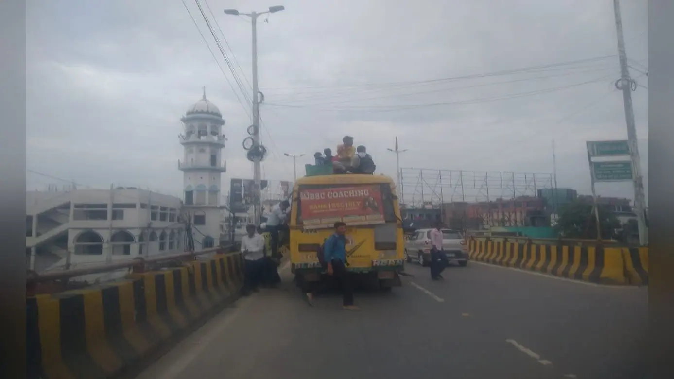 PHOTOS: पटना में ऑटो व ई- रिक्शा चालक की हड़ताल, लोग परेशान, बसों में दिखी भारी भीड़..