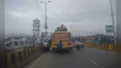 PHOTOS: पटना में ऑटो व ई- रिक्शा चालक की हड़ताल, लोग परेशान, बसों में दिखी भारी भीड़..