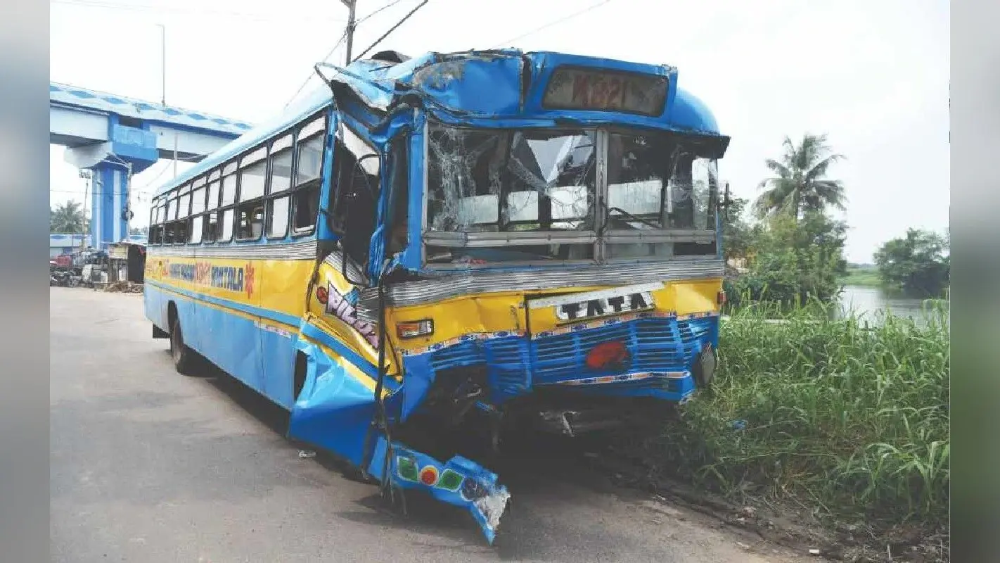 West Bengal : दशमी की रात सियालदह में बस की चपेट में आने से एक युवती की मौत, 5 घायल
