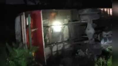 West Bengal News: पूर्व बर्दवान के रायपुर के पास तेज गति से जा रही बस पलटी, 20 यात्री घायल