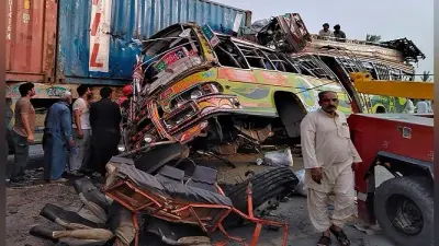 पाकिस्तान में भीषण सड़क हादसा : बस और ट्रक की भिड़ंत में 30 की मौत, 74 घायल