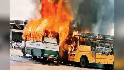 रांची के खादगढ़ा बस स्टैंड में 8 बसें जलकर खाक, पुलिस ने बताया- साजिश, होगी जांच