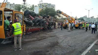 महाराष्ट्र के पुणे-बेंगलुरु हाईवे पर बड़ा हादसा, ट्रक और बस की टक्कर में 4 की मौत, 22 लोग घायल