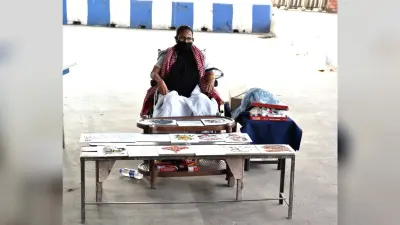बैन के खिलाफ धरने पर बैठी ममता ने बनाई पेंटिंग, ट्विटर यूजर्स को याद आए ‘मजनू भाई’