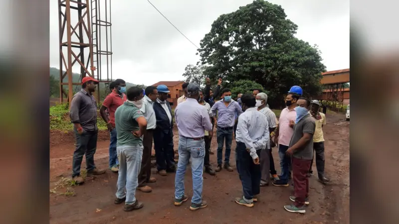 सेलकर्मियों ने चार घंटे बंद रखा काम, ठेका श्रमिकों से रैक लोडिंग कराने से थे नाराज