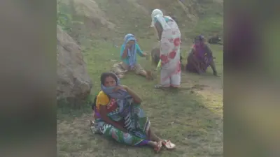 मजदूर के शव को गांव के बाहर रखा, दूर से अंतिम दर्शन की, फिर नदी किनारे हुआ अंतिम संस्कार