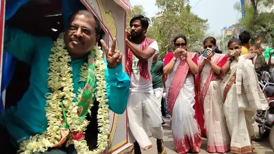 चुनावी चुस्की: पालकी पर सवार, दक्षिण हावड़ा के JDU कैंडिडेट श्रीकांत घोष चले वोटर्स के द्वार…