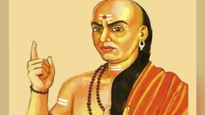 Chanakya Niti: बुरे और बदनाम गांव में रहना इंसान के लिए सबसे खतरनाक होता है, जानिए क्यों…