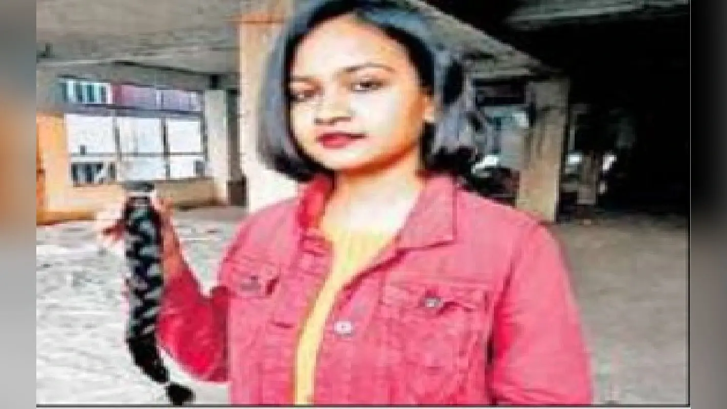 हावड़ा: कैंसर से मरीं मां की पुण्यतिथि पर छात्रा की अनूठी पहल, बेटी ने बाल दान कर मां को दी श्रद्धांजलि