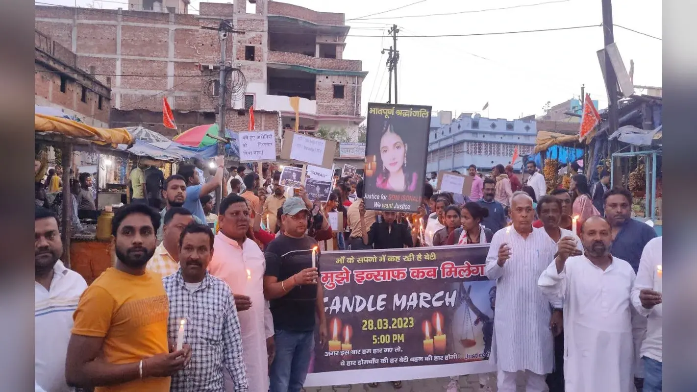 सोनी हत्याकांड : न्याय की मांग को लेकर कोडरमा में कैंडल मार्च, आरोपियों को फांसी देने की मांग