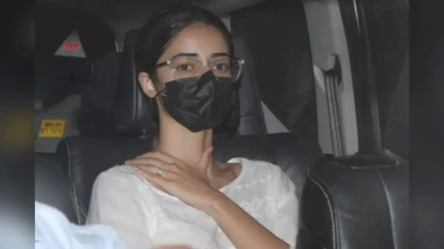 NCB पूछताछ से पहले पापा चंकी पांडे से लिपटकर रोई थीं Ananya Panday, व्हाट्सऐप चैट को लेकर किया ये खुलासा