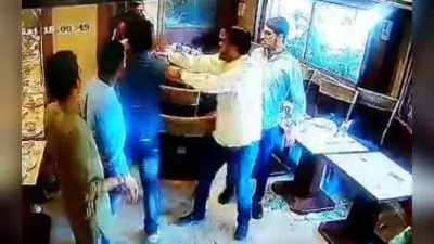 शवों और घायलों को ट्रक में एक साथ भेजने के मामले में यूपी के मुख्य सचिव को नोटिस,औरैया दुर्घटना के बाद वायरल हुई थी तस्वीर