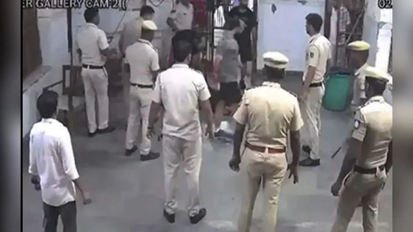 टिल्लू ताजपुरिया को अस्पताल ले जाते वक्त पुलिसकर्मियों के सामने हमलावरों ने उसे फिर पीटा, 7 पुलिसकर्मी सस्पेंड