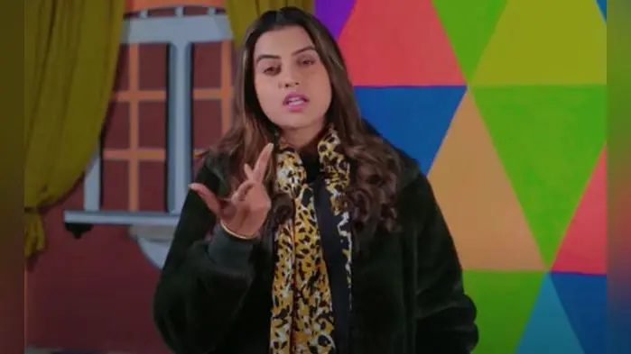 अब ब्यूटी क्वीन अक्षरा सिंह खा रही हैं रोटी-गुड़, VIDEO में कहा- लोग क्या सोचेंगे ये भी हम ही…