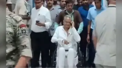 राजस्थान: मुख्यमंत्री अशोक गहलोत के पांव में फ्रैक्चर, डॉक्टरों ने दी व्हीलचेयर पर रहने की सलाह