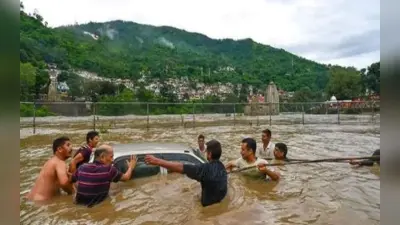 हिमाचल प्रदेश: भीषण बारिश से अचानक आयी बाढ़, मंडी में कई गाड़ियां बही, कई स्थानों पर भूस्खलन