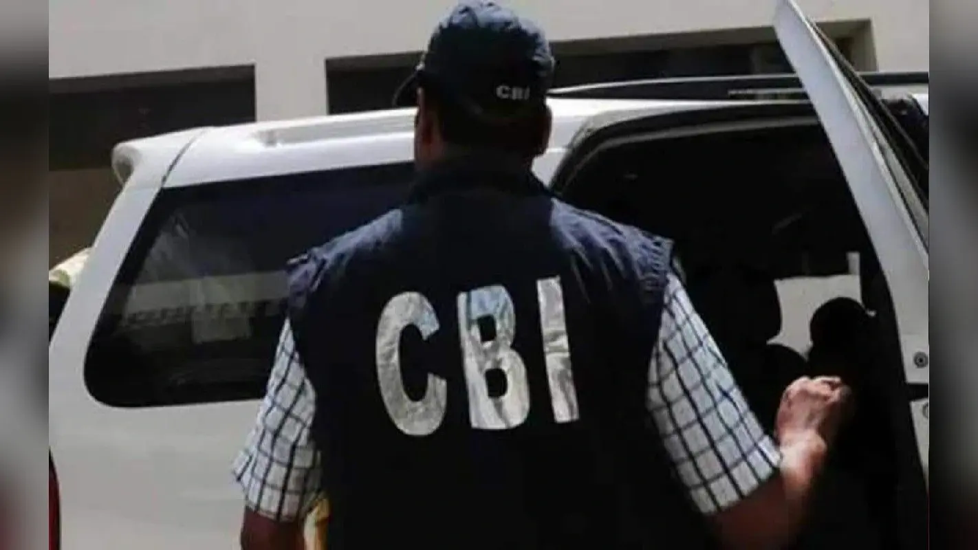 West Bengal : सीबीआई ने कोलकाता में कई जगहों पर किया रेड, सीए के घर पर चल रही है तलाशी