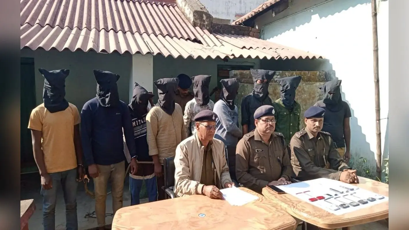 देवघर के मोहनपुर से 9 साइबर अपराधी गिरफ्तार, कस्टमर केयर हेल्पलाइन सर्विस के नाम पर करता था ठगी