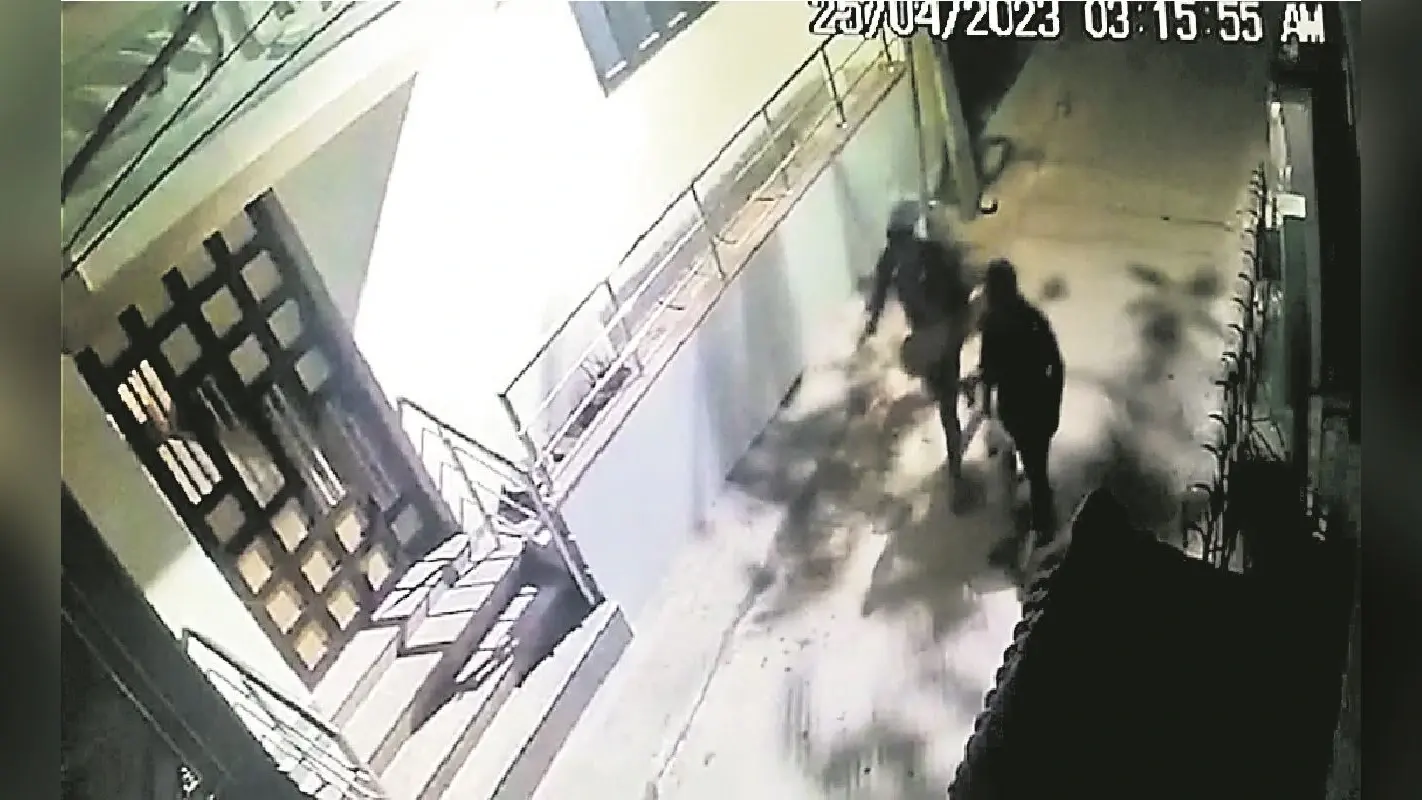 पटना में अपार्टमेंट के बंद फ्लैटों से लाखों की चोरी, सीसीटीवी में कैद हुई चोरों की तस्वीर
