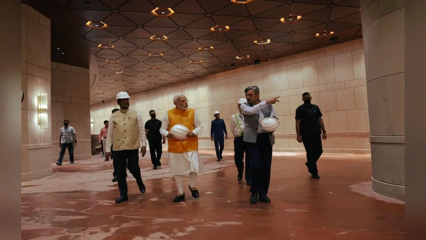 Central Vista Project: पीएम मोदी ने किया नये संसद भवन का निरिक्षण, देखें तस्वीरें