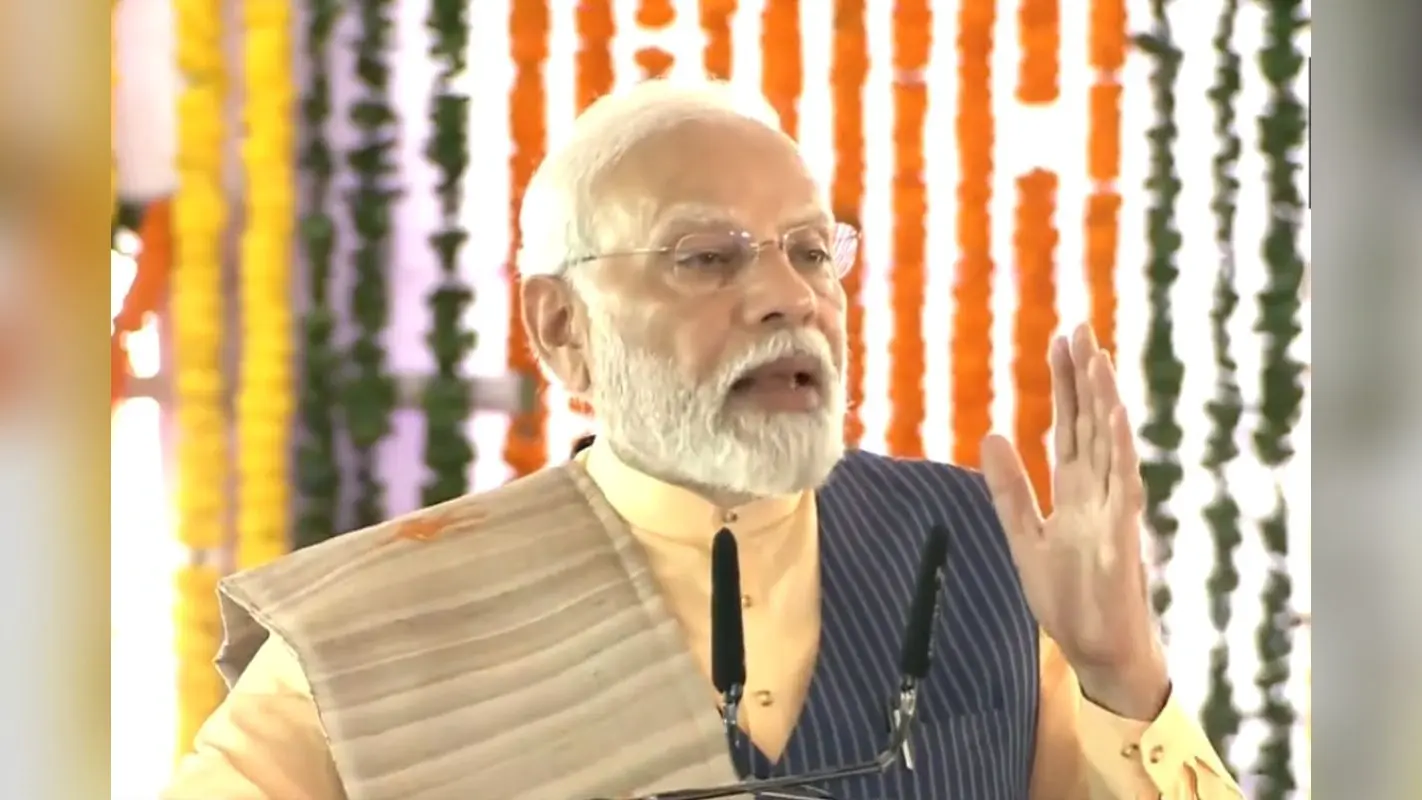 पीएम मोदी के चित्र पर मचा बवाल, पुणे विवि में प्रदर्शन के दौरान चार छात्र घायल