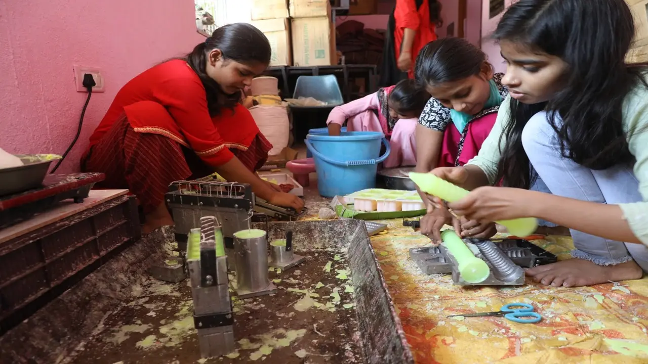 बिहार: खुद देख नहीं सकती, लेकिन दूसरों की दीपावली रौशन करने में जुटी दिव्यांग छात्राएं, देखिए तस्वीरें