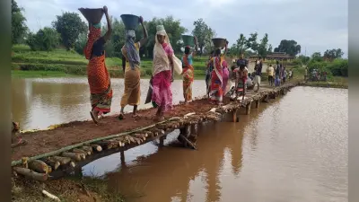 सुपौल के शिवनी घाट स्थित सुरसर नदी पर नहीं हुआ पुल का निर्माण, चचरी के सहारे हैं हजारों ग्रामीण