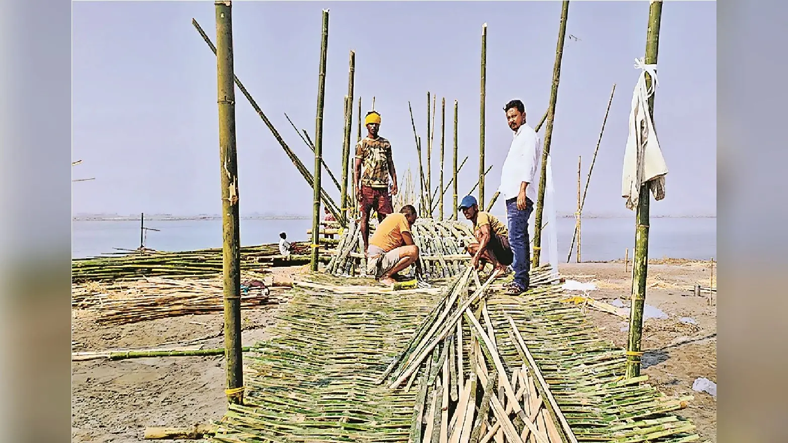 सहरसा: कटाव से बचाव के लिए ग्रामीणों का प्रयास, चंदा इकट्ठा कर बनाया 20 फीट ऊंचा व आधा किमी लंबा सुरक्षा बांध