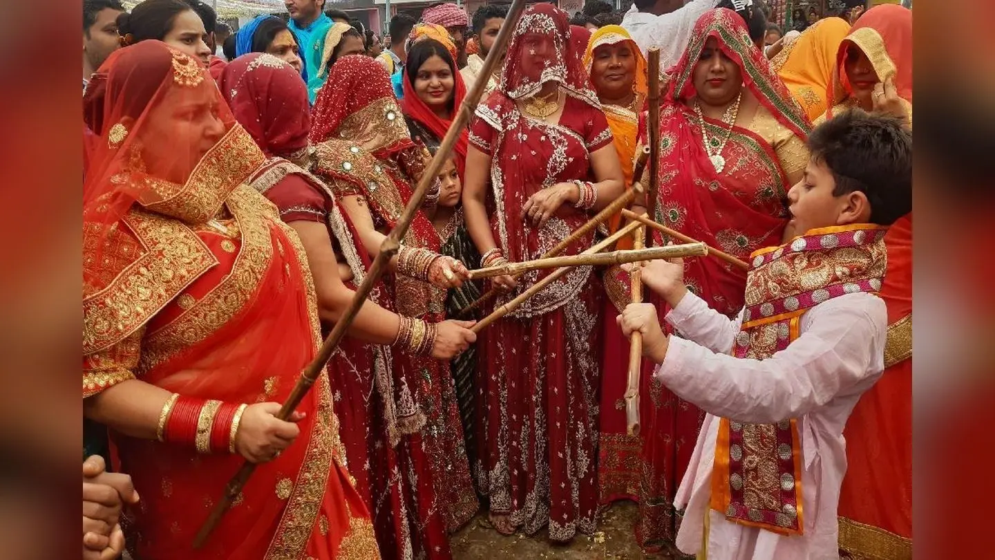 Braj Ki Holi 2023: बालस्वरूप श्रीकृष्ण और बलराम के साथ गोपियां खेलती हैं छड़ी मार होली, जानिए कब होगा आयोजन…