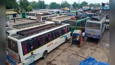 PHOTOS: चाईबासा के बस पड़ाव का हाल, 52 साल में पांच गुनी बढ़ी आबादी, पर एक एकड़ में ही सीमित स्टैंड