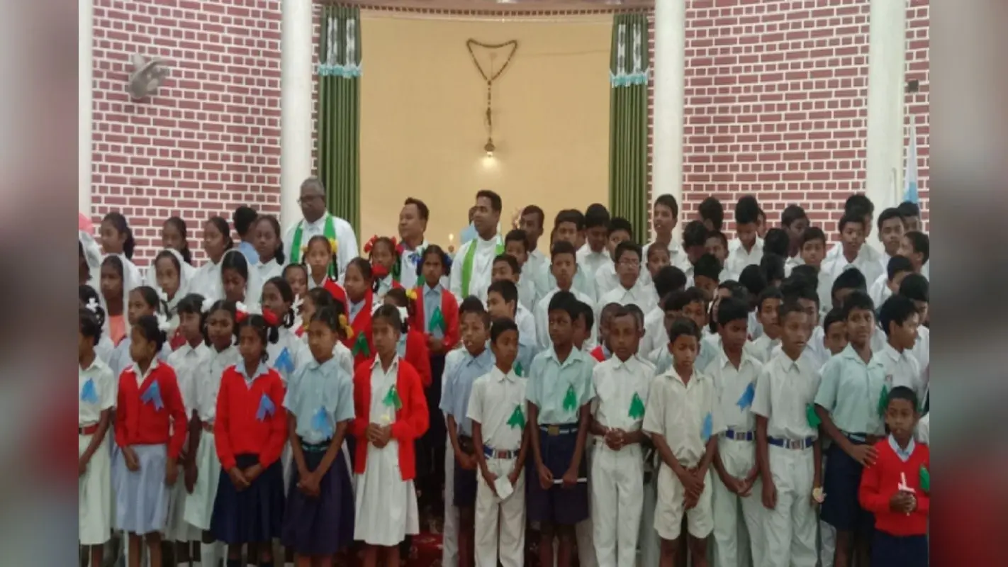 चाईबासा कैथोलिक रोमन चर्च में 196 बच्चे- बच्चियों ने आध्यात्मिकता में दृढ़ रहने का लिया संकल्प