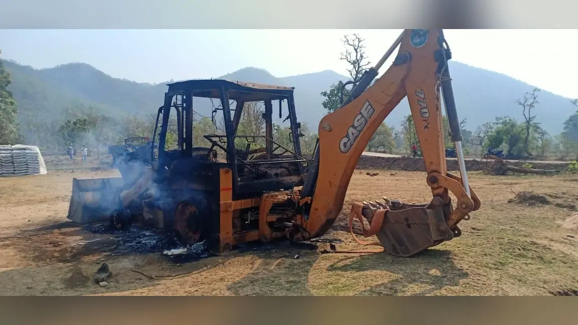 Jharkhand Naxal News : नक्सल प्रभावित लांजी पहाड़ी में बन रही थी पहली बार सड़क, लेवी के लिए नक्सलियों ने चाईबासा में मचाया उत्पात, सड़क निर्माण में लगे वाहनों को फूंक डाला