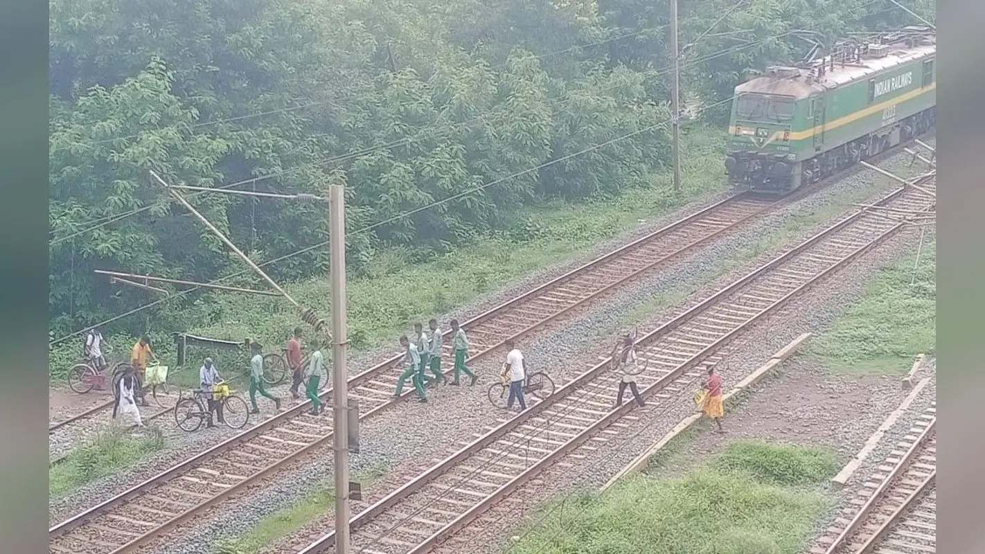 झारखंड : जागो प्रशासन जागो! चाईबासा में जान जोखिम में डालकर रेल लाइन पार कर रहे लोग, नहीं ले रहा कोई सुध
