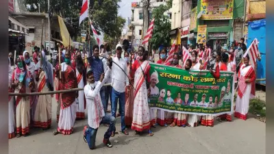 सरना कोड लागू करने को लेकर चक्का जाम करने सड़कों पर उतरे सरना समिति के सदस्य