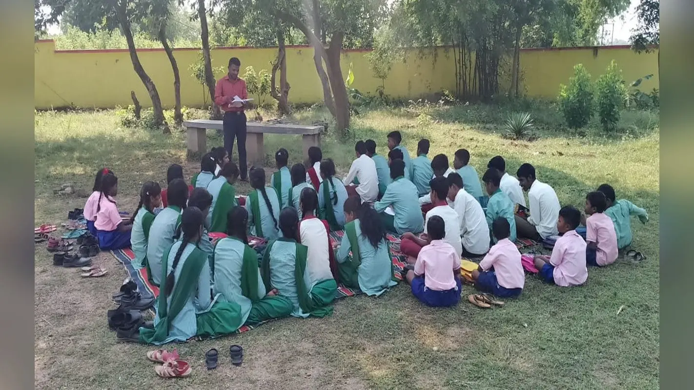 झारखंड के इस स्कूल में पढ़ने से कतराते हैं बच्चे, खुले आसमान में पढ़ने को विवश, जानें कारण