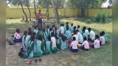झारखंड के इस स्कूल में पढ़ने से कतराते हैं बच्चे, खुले आसमान में पढ़ने को विवश, जानें कारण
