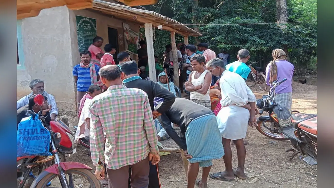 पूर्वी सिंहभूम के ग्रामीण क्षेत्र में नेटवर्क की मारामारी,राशन के लिए घंटों इंतजार में खड़े हैं कार्डधारी